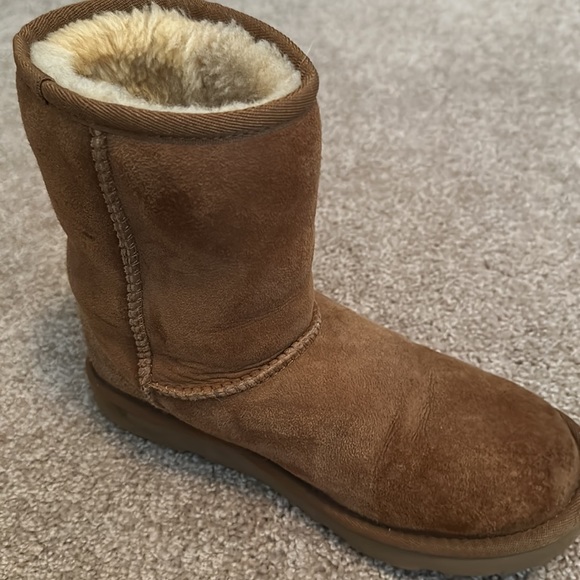Ugg’s chestnut size 5/7. Girls 5, women’s 7. Good condition, minor wear. - Picture 4 of 5
